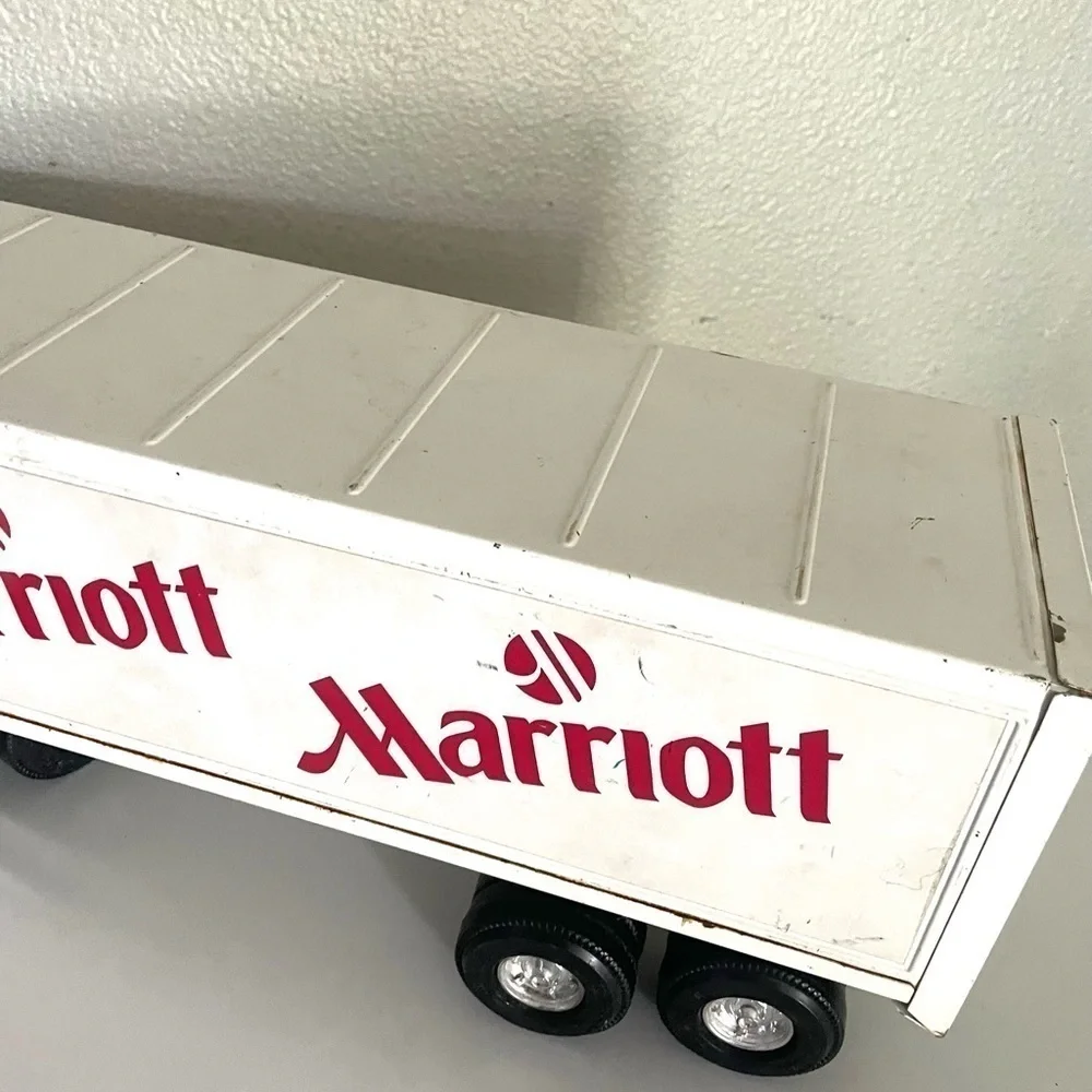MARRIOTT TRACTOR TRAILER 1/25 SCALE, TRACTOR 1960 ERA INTERNATIONAL